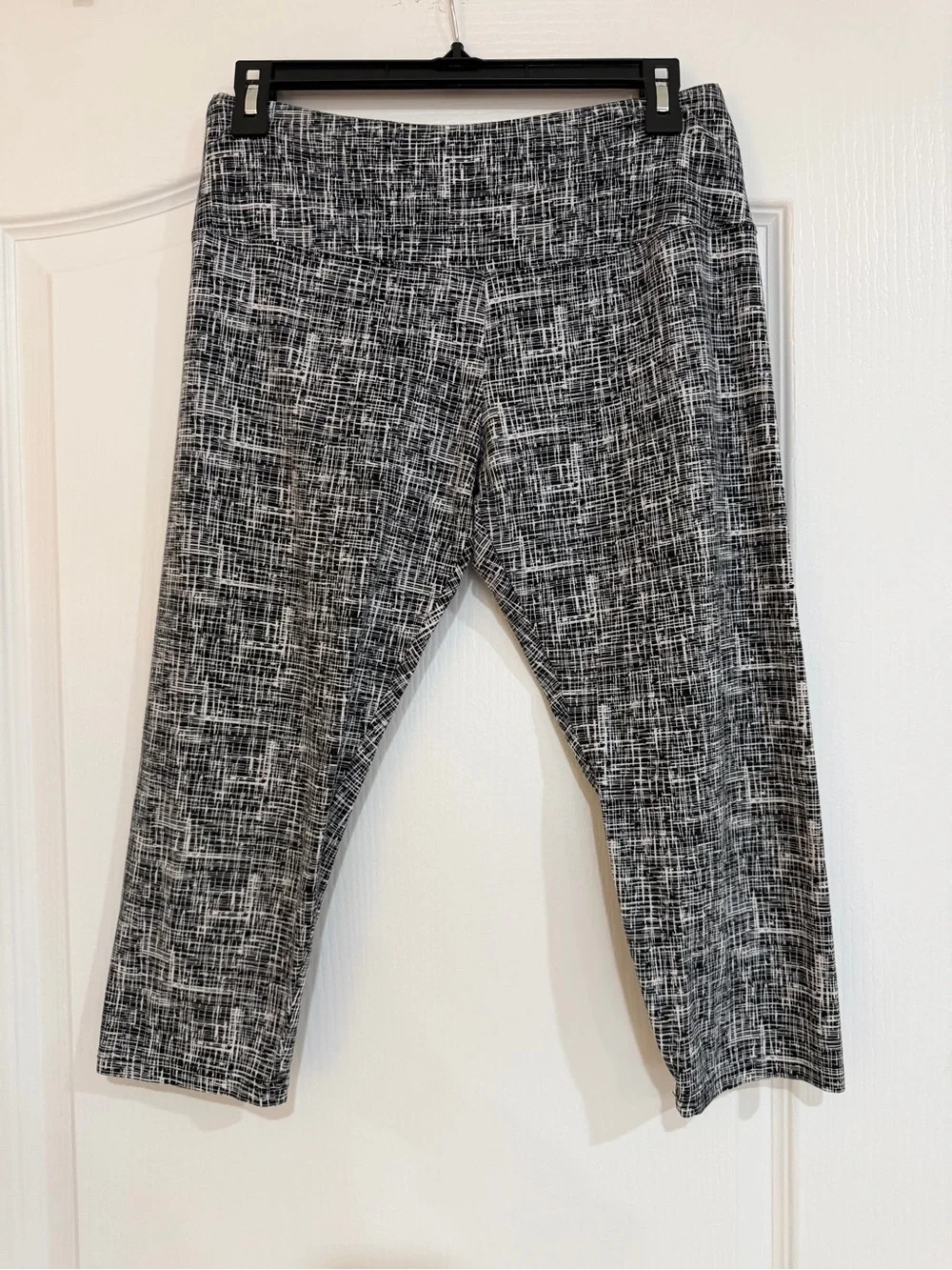 Black & White Crosshatch Capri Leggings